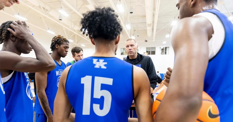 Kentucky basketball practice huddle (Photo via Chet White | UK Athletics)